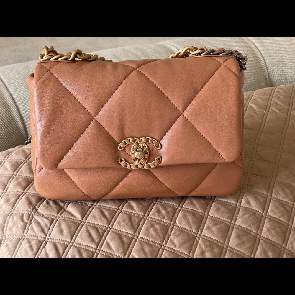 Chanel 19 small 21K caramel in brand new condition. It’s a full set